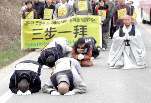 삼보일배의 대장정을 내딛은 수경스님과 문규현 신부 